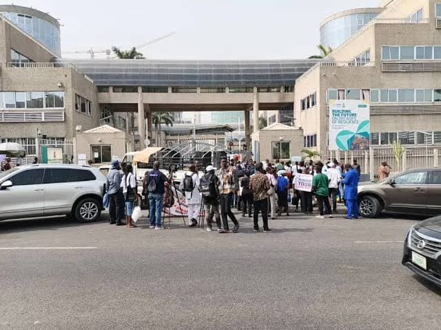 N4trn unpaid contracts fuel protests despite FG’s N152bn payment